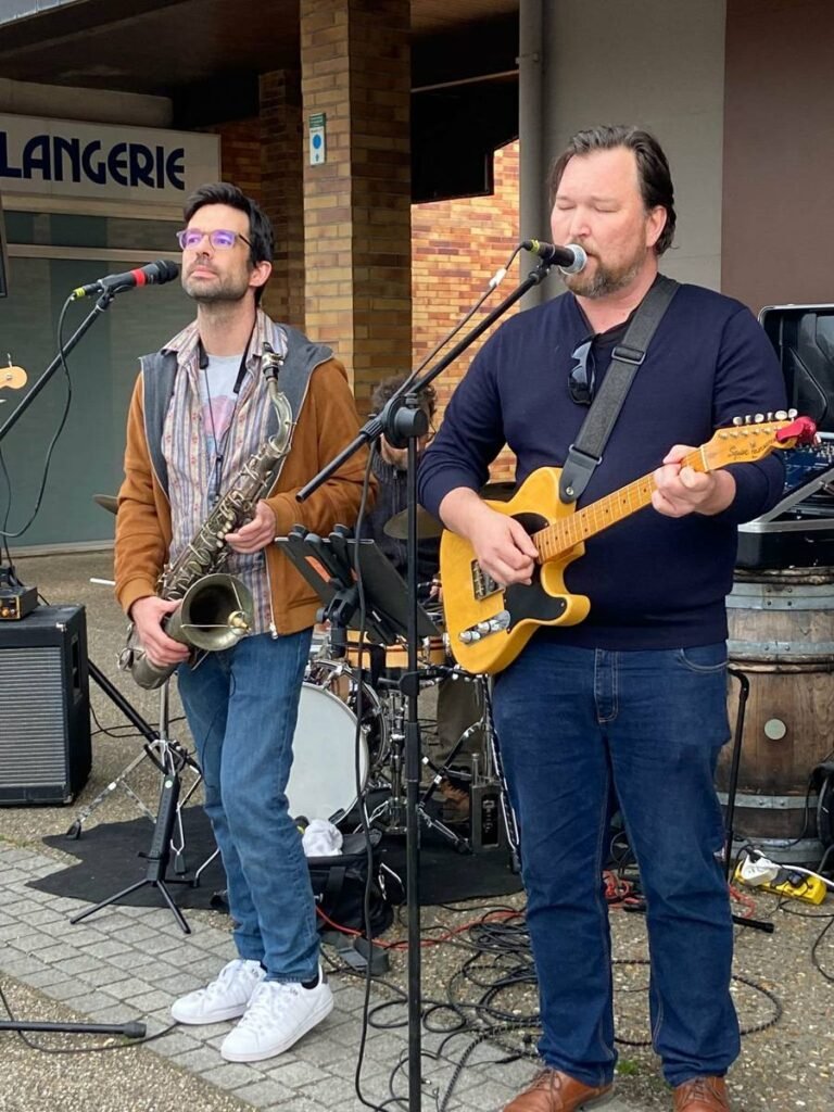 Justin Vantreese au saxophone et Julian Bowers au chant en concert