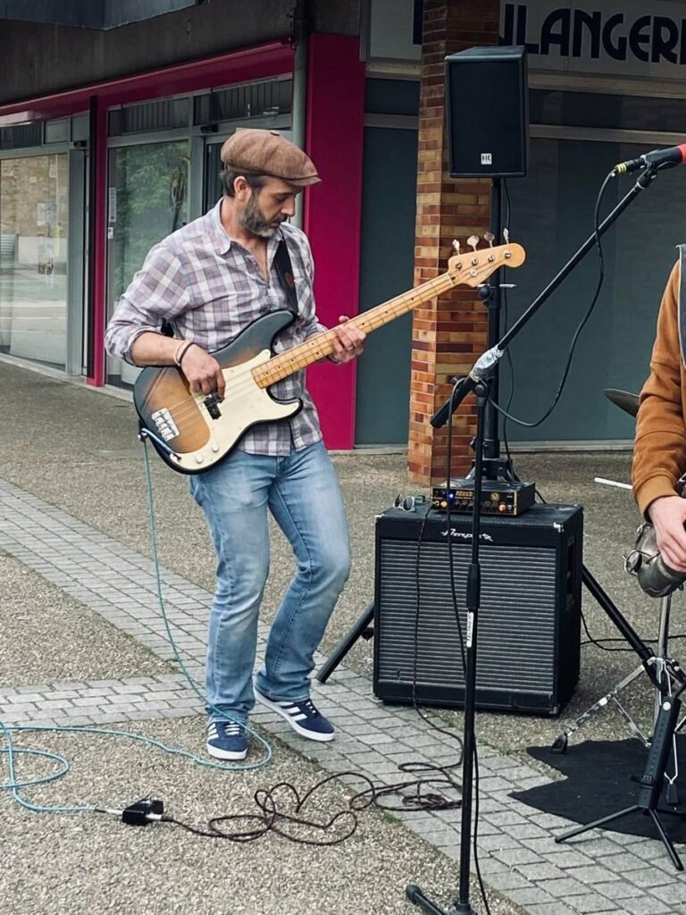 JB Vargas à la basse pendant un concert en plein air